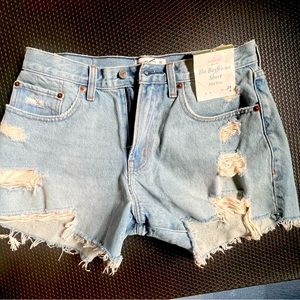 Abercrombie Mid rise boyfriend curve love short